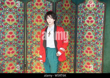 Chinesische Sänger und Songwriter Hua Chenyu, auch bekannt als HuaHua nimmt an der Eröffnungsfeier für eine Gucci Boutique Shop in Peking, China, 27. Juni 201 Stockfoto