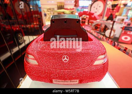 ---- Ein Kind, fahrbereite Mercedes-Benz besetzt mit Swarovski Kristallen ist das Flaggschiff der FAO Schwarz Store in Peking, China, 31 angezeigt Stockfoto