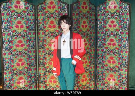 Chinesische Sänger und Songwriter Hua Chenyu, auch bekannt als HuaHua nimmt an der Eröffnungsfeier für eine Gucci Boutique Shop in Peking, China, 27. Juni 201 Stockfoto