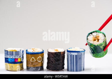 Sushi verpackt in Plastik. Ozean Umweltverschmutzung und Umweltschutz Konzept. Stockfoto