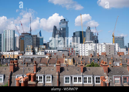 London Skyline der Stadt einschließlich 22 Bishopsgate, die Leadenhall Building, 30 St Mary Axe, 110 Bishopsgate, von Whitechapel im Osten gesehen. Stockfoto