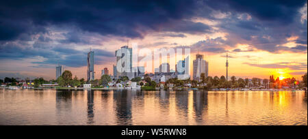 Wien, Österreich. Panoramablick auf das Stadtbild Bild von Wien, Hauptstadt von Österreich während des Sonnenuntergangs. Stockfoto