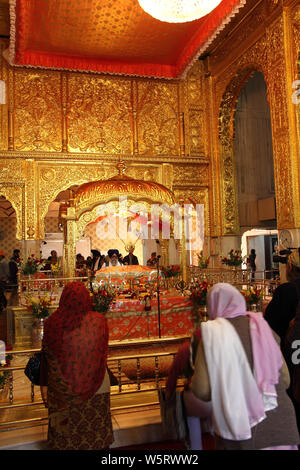 Innenräume eines Tempels, Gurudwara Bangla Sahib, Neu Delhi, Indien Stockfoto