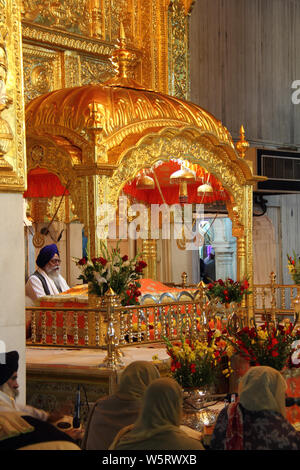 Innenräume eines Tempels, Gurudwara Bangla Sahib, Neu Delhi, Indien Stockfoto