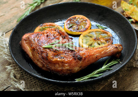 Vorspeisen gegrilltes Hähnchen und Gemüse in der Pfanne auf hölzernen Tisch Stockfoto