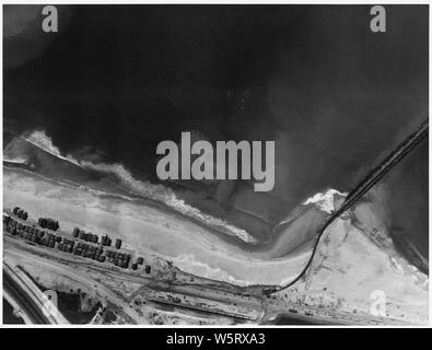 Naval Munition und Net Depot, Seal Beach, Kalifornien. [Luftbild zeigt Steg ragt in das Meer und die Küste Übersicht surfen.] Stockfoto