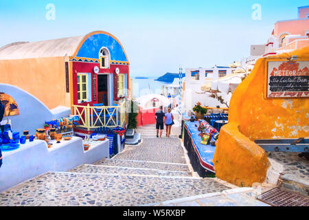 Santorini, Griechenland - 26. April 2019: das Dorf Oia street view und bunten Häuser, Menschen Stockfoto