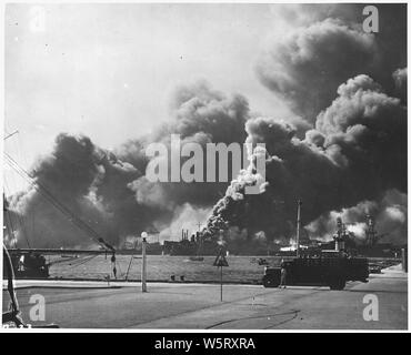 Naval Foto dokumentation der japanische Angriff auf Pearl Harbor, Hawaii, Beteiligung der USA im Zweiten Weltkrieg. Die marine Bildunterschrift: USS Shaw nach Magazin Explosion.; Umfang und Inhalt: Dieses Foto wurde ursprünglich von einem See Fotograf sofort nach dem japanischen Angriff auf Pearl Harbor, aber kam in einem vollstreckungsbescheid Antrag auf habeas corpus Fall eingereicht werden (Nummer 298) im US District Court, District von Hawaii im Jahre 1944 versucht. Der Fall, in Re Lloyd C. Duncan im Zusammenhang mit der Verhängung des Kriegsrechts in Hawaii während des Zweiten Weltkrieges. Stockfoto