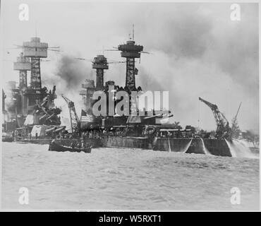 Naval Foto dokumentation der japanische Angriff auf Pearl Harbor, Hawaii, Beteiligung der USA im Zweiten Weltkrieg. Die marine Bildunterschrift: Mit ihren Farben fliegen noch die USS WEST VIRGINIA und die USS TENNESSE sind nach der japanischen Flugzeuge und u-Boote während des Angriffs auf Pearl Harbour am 7. Dezember 1941 angegriffen werden gezeigt.; Umfang und Inhalt: Dieses Foto wurde ursprünglich von einem See Fotograf sofort nach dem japanischen Angriff auf Pearl Harbor, aber kam in einem vollstreckungsbescheid Antrag auf habeas corpus Fall eingereicht werden (Nummer 298) versuchte in der US District Court, District von Hawa Stockfoto