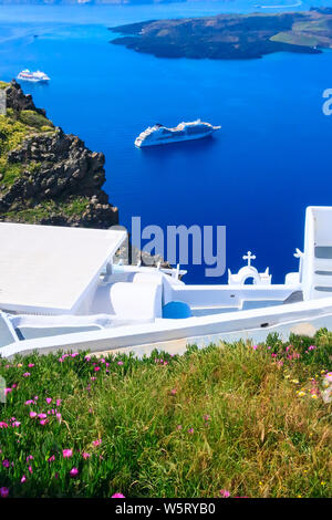 Santorini, Griechenland weisse Häuser Architektur, Hotels mit Blick auf den Einsturzkrater blaue Meer und Blumen blühen in der berühmten Insel Stockfoto