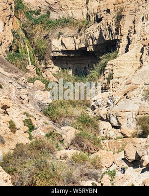 Die David fällt in Nahal David von der Straße auf die Ein Gedi Feld Schule gesehen in der Nähe des Toten Meeres in Israel Stockfoto