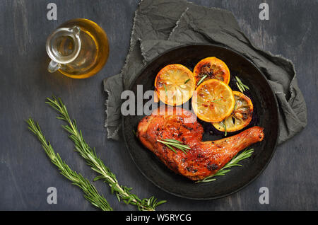 Gegrilltes Hähnchen und Gemüse in der Pfanne, Ansicht von oben Stockfoto