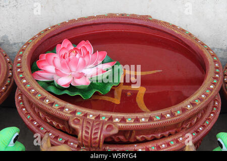 Lotus-Blume schwebend in eine dekorative Schale Stockfoto