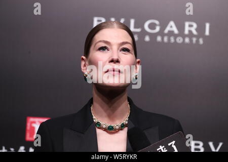 Englische Schauspielerin Rosamund Pike nimmt an der Eröffnungsfeier für Bvlgari hohe Schmuck Ausstellung während der 22 Shanghai International Film Festival (S Stockfoto