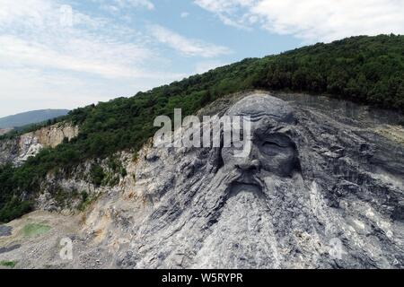 Die riesige Skulptur von Fuxi, eine Kultur, Held in chinesischen Legenden und Mythologie, wird aus Stein an einem verlassenen Steinbruch in Xiangyang Stadt geschnitzt, Stockfoto