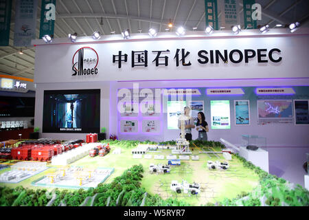 ---- Leute besuchen Sie den Stand von Sinopec (China Petroleum & Chemical Corporation) in Kunming, Provinz Yunnan im Südwesten Chinas, 13. Juni 2019. Stockfoto