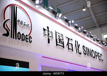 ---- Leute besuchen Sie den Stand von Sinopec (China Petroleum & Chemical Corporation) in Kunming, Provinz Yunnan im Südwesten Chinas, 13. Juni 2019. Stockfoto