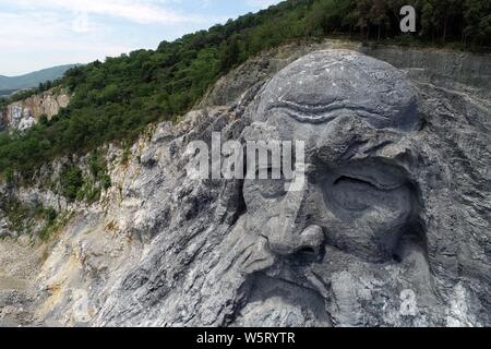 Die riesige Skulptur von Fuxi, eine Kultur, Held in chinesischen Legenden und Mythologie, wird aus Stein an einem verlassenen Steinbruch in Xiangyang Stadt geschnitzt, Stockfoto