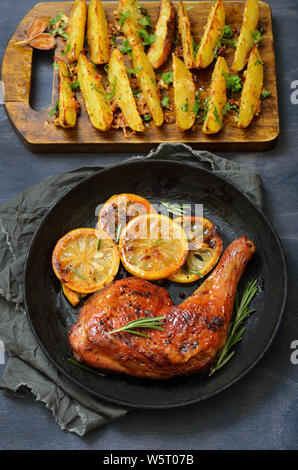 Fried Chicken leg und Kartoffelecken in der Pfanne Stockfoto