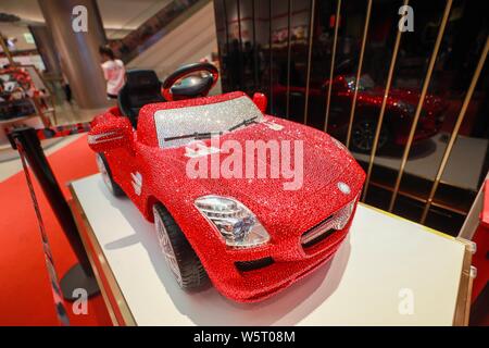 ---- Ein Kind, fahrbereite Mercedes-Benz besetzt mit Swarovski Kristallen ist das Flaggschiff der FAO Schwarz Store in Peking, China, 31 angezeigt Stockfoto