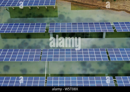 ------ Luftbild eines schwimmenden Solar energy Farm an einem PV-Kraftwerk in Hongze District, Ningbo City, der ostchinesischen Provinz Jiangsu, 1. Stockfoto