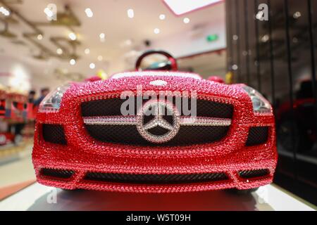 ---- Ein Kind, fahrbereite Mercedes-Benz besetzt mit Swarovski Kristallen ist das Flaggschiff der FAO Schwarz Store in Peking, China, 31 angezeigt Stockfoto