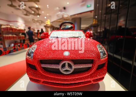 ---- Ein Kind, fahrbereite Mercedes-Benz besetzt mit Swarovski Kristallen ist das Flaggschiff der FAO Schwarz Store in Peking, China, 31 angezeigt Stockfoto