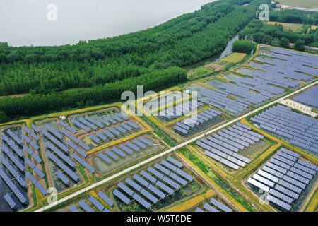 ------ Luftbild eines schwimmenden Solar energy Farm an einem PV-Kraftwerk in Hongze District, Ningbo City, der ostchinesischen Provinz Jiangsu, 1. Stockfoto