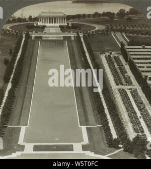 Blick nach Westen von Washington Monument in Richtung Lincoln Memorial, Washington, D.C. im Jahre 1928. Das Lincoln Memorial ist eine US-amerikanische National Memorial gebaut Der 16. Präsident der Vereinigten Staaten Abraham Lincoln, zu ehren. Es liegt am westlichen Ende der National Mall in Washington, D.C. gelegen, gegenüber vom Washington Monument. Der Architekt war Henry Bacon; der Designer des primären Statue - Abraham Lincoln, 1920 - war Daniel Chester French; die Statue von Abraham Lincoln wurde durch die Piccirilli Brüder geschnitzt. Stockfoto