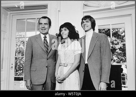 Nixon Treffen mit Karen und Richard Carpenter; Umfang und Inhalt: Im Bild: Nixon, Karen Carpenter, Richard Carpenter. Betrifft: Animateure. Stockfoto