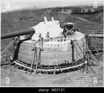 Nr. 246A Batterie Davis Fort Funston, Calif., Beton unter Schritt-Ring am Gewehr Block Nr. 1. Die Fässer für die Gewehre hatte für die Montage an der 35.000 Tonne battlecruiser U.S.S. hergestellt wurde Saratoga, deren Bau wurde durch den Vertrag von Washington gestoppt. Stockfoto