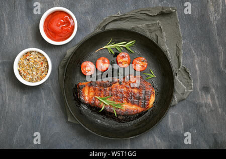 Teil barbecue Pork Steak, Tomaten in der Pfanne, Ansicht von oben Stockfoto
