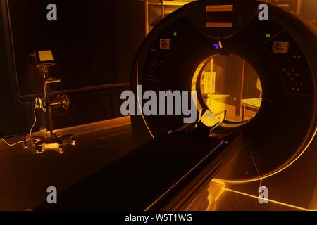 CT (Computertomographie) Scanner im Krankenhaus Labor. Untersuchung medizinische Scan-raum. CMYK-Werbebanner. Krankenversicherung Konzept, kostenlose Medikamente Stockfoto