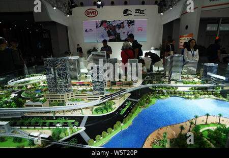---- Ein Monorail Bahn Modell der betitelt kyRail' ist in der 3. Welt Intelligence Kongress (WIC) in Tianjin, China, 18. Mai 2019. China" Stockfoto