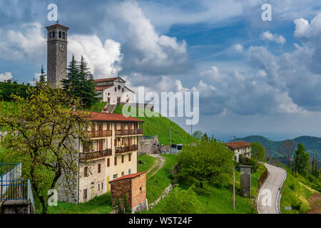 Wunderschöne Alpenstadt Clauzetto in Pordenone, Italien. Kleine Stadt mit Glockenturm auf dem Gipfel eines Berges. Stockfoto