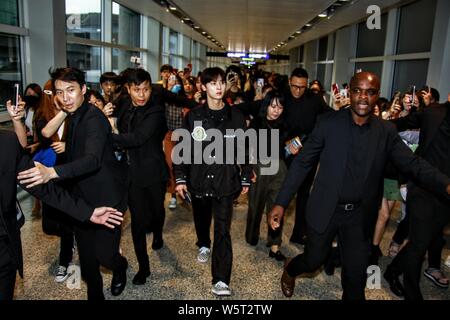 Koreanische Sänger, Songschreiber und Schauspieler Hwang Min-hyun, mononymously als Minhyun, Mitte, der Koreanischen junge Band NU'EST ankommt bekannt an der Hong Stockfoto