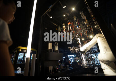 Eine künstliche Intelligenz (KI) Robotic Barkeeper macht einen Cocktail für Kunden in Tianjin, China, 29. Juni 2019. Stockfoto