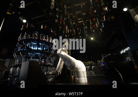 Eine künstliche Intelligenz (KI) Robotic Barkeeper macht einen Cocktail für Kunden in Tianjin, China, 29. Juni 2019. Stockfoto