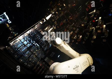 Eine künstliche Intelligenz (KI) Robotic Barkeeper macht einen Cocktail für Kunden in Tianjin, China, 29. Juni 2019. Stockfoto