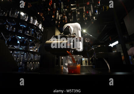 Eine künstliche Intelligenz (KI) Robotic Barkeeper macht einen Cocktail für Kunden in Tianjin, China, 29. Juni 2019. Stockfoto