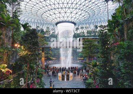 Landschaft der Juwel Komplex mit dem höchsten Wasserfall der Welt am Flughafen Singapur Changi in Changi, Singapur, 2. Juni 2019. Pla Stockfoto