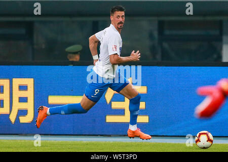 Deutsche Fußballspieler Sandro Wagner von Tianjin TEDA dribbelt gegen Tianjin Tianhai in der 20. Runde während der 2019 chinesischen Fußballverband Super League (CSL) in Tianjin, China, 28. Juli 2019. Tianjin Tianhai besiegt Peking Renhe 1-0. Stockfoto