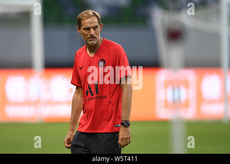 Head Coach Thomas Tuchel und Assistenten von Paris Saint-Germain, an einer Schulung für das bevorstehende Spiel der Internationalen Super Cup 2019 in Suzhou Stadt vorbereiten, der ostchinesischen Provinz Jiangsu, 29. Juli 2019. Stockfoto