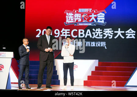 Chinesischen Basketballstar Yao Ming, Mitte, Vorsitzender der chinesischen Basketball-Liga und NBA-Star Jeremy Lin, rechts, an der 2019 CBA-Entwurf in Shanghai, China, 29. Juli 2019 zurückzog. Stockfoto