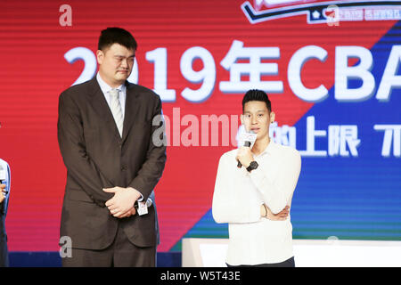 Pensionierte chinesischen Basketballstar Yao Ming, Links, Vorsitzender der chinesischen Basketball-Liga und NBA-Star Jeremy Lin die CBA-Entwurf 2019 in Shanghai, China, 29. Juli 2019 sorgen. Stockfoto