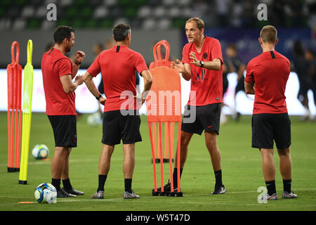 Head Coach Thomas Tuchel und Assistenten von Paris Saint-Germain, an einer Schulung für das bevorstehende Spiel der Internationalen Super Cup 2019 in Suzhou Stadt vorbereiten, der ostchinesischen Provinz Jiangsu, 29. Juli 2019. Stockfoto
