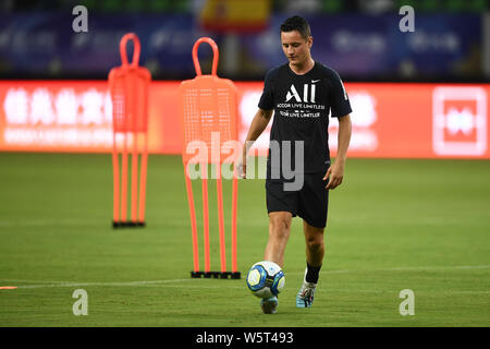 Ander Herrera und Mannschaftskameraden von Paris Saint-Germain, an einer Schulung für das bevorstehende Spiel der Internationalen Super Cup 2019 in Suzhou Stadt vorbereiten, der ostchinesischen Provinz Jiangsu, 29. Juli 2019. Stockfoto