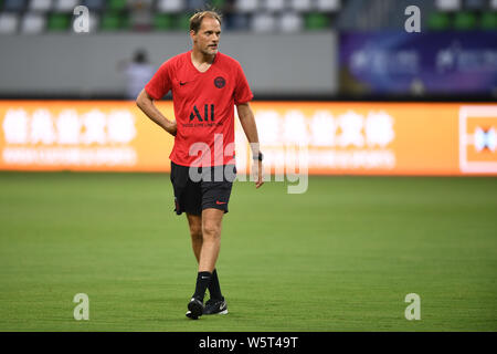 Head Coach Thomas Tuchel und Assistenten von Paris Saint-Germain, an einer Schulung für das bevorstehende Spiel der Internationalen Super Cup 2019 in Suzhou Stadt vorbereiten, der ostchinesischen Provinz Jiangsu, 29. Juli 2019. Stockfoto