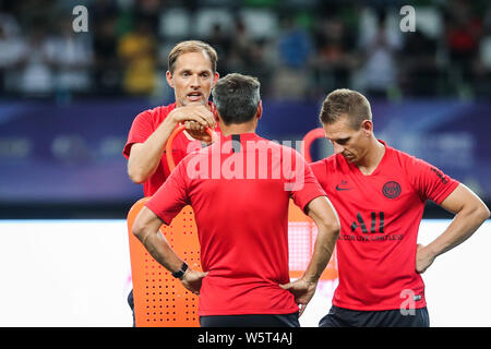 Head Coach Thomas Tuchel und Assistenten von Paris Saint-Germain, an einer Schulung für das bevorstehende Spiel der Internationalen Super Cup 2019 in Suzhou Stadt vorbereiten, der ostchinesischen Provinz Jiangsu, 29. Juli 2019. Stockfoto