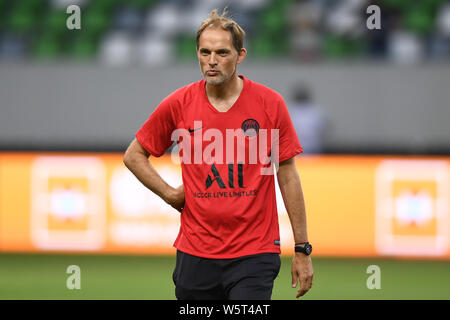 Head Coach Thomas Tuchel und Assistenten von Paris Saint-Germain, an einer Schulung für das bevorstehende Spiel der Internationalen Super Cup 2019 in Suzhou Stadt vorbereiten, der ostchinesischen Provinz Jiangsu, 29. Juli 2019. Stockfoto